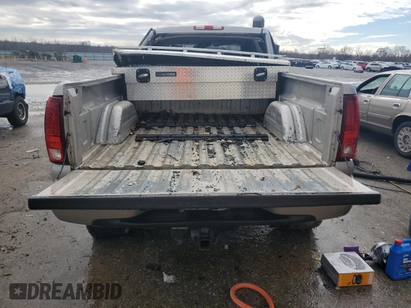 2005 GMC Sierra 2500HD SLE z VIN 1GTHK232X5F963644, wystawiony jako Copart lot #88040265 z przebiegiem 196 924 mil mil oraz Nie do naprawy • Non repairable. Historia ofert i sprzedaży dostępna na DreamBid. Obrazek 6.