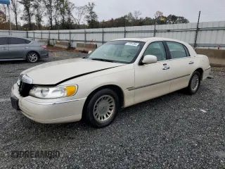 2002 Lincoln Town Car Cartier z VIN 1LNHM83W02Y654115, wystawiony jako Copart lot #77091384 z przebiegiem 151 608 mil mil oraz Szkody całkowita. Historia ofert i sprzedaży dostępna na DreamBid. Obrazek 1.