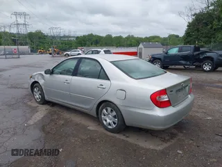 2004 Toyota Camry LE z VIN 4T1BE32K24U939042, wystawiony jako IAAI lot #42324099 z przebiegiem 151 784 mil mil oraz . Historia ofert i sprzedaży dostępna na DreamBid. Obrazek 3.
