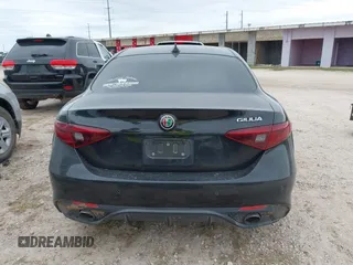 2017 Alfa Romeo Giulia Ti z VIN ZARFAECNXH7556854, wystawiony jako IAAI lot #41973525 z przebiegiem 129 413 mil mil oraz . Historia ofert i sprzedaży dostępna na DreamBid. Obrazek 16.