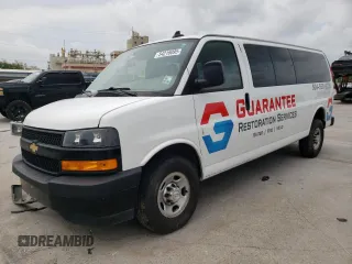 2023 Chevrolet Express Passenger LS z VIN 1GAZGNFP6P1205159, wystawiony jako Copart lot #54216095 z przebiegiem 33 752 mil mil oraz Szkoda całkowita • Salvage title. Historia ofert i sprzedaży dostępna na DreamBid. Obrazek 1.