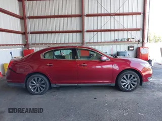 2014 Lincoln MKS z VIN 1LNHL9DK0EG606497, wystawiony jako IAAI lot #42279603 z przebiegiem 129 972 mil mil oraz . Historia ofert i sprzedaży dostępna na DreamBid. Obrazek 13.
