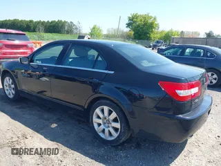 2007 Lincoln MKZ z VIN 3LNHM26TX7R636306, wystawiony jako IAAI lot #42220142 z przebiegiem 152 728 mil mil oraz . Historia ofert i sprzedaży dostępna na DreamBid. Obrazek 3.