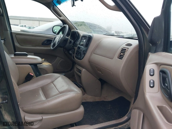 2002 Ford Escape XLT Choice with VIN 1FMYU03122KD02307, listed as a IAAI auction lot 41796242 with 1 mi miles. Bid and sale history available at carsss.com. Image 5.