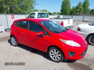 2013 Ford Fiesta SE z VIN 3FADP4EJ0DM123344, wystawiony jako IAAI lot #42325577 z przebiegiem Nie podano mil oraz . Historia ofert i sprzedaży dostępna na DreamBid. Obrazek 1.