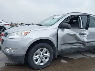 2012 Chevrolet Traverse LS z VIN 1GNKRFED2CJ354122, wystawiony jako IAAI lot #42267587 z przebiegiem 43 585 mil mil oraz . Historia ofert i sprzedaży dostępna na DreamBid. Obrazek 6.