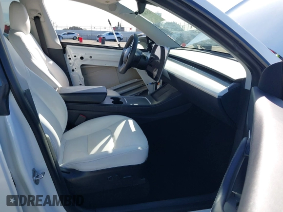 2021 Tesla Model Y Standard Range z VIN 5YJYGDED4MF162982, wystawiony jako IAAI lot #41378674 z przebiegiem 60 267 mil mil oraz . Historia ofert i sprzedaży dostępna na DreamBid. Obrazek 5.