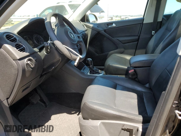 2012 Volkswagen Tiguan SE z VIN WVGBV7AX1CW609299, wystawiony jako Copart lot #56359635 z przebiegiem 133 031 mil mil oraz Szkoda całkowita • Salvage title. Historia ofert i sprzedaży dostępna na DreamBid. Obrazek 7.