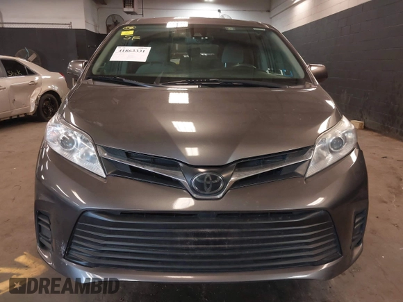 2018 Toyota Sienna LE Auto Access Seat with VIN 5TDKZ3DC3JS906162, listed as a IAAI auction lot 41863331 with 200,655 mi miles. Bid and sale history available at carsss.com. Image 12.