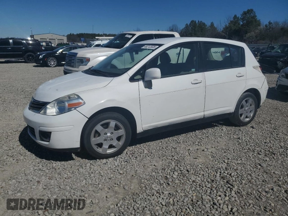 2010 Nissan Versa S z VIN 3N1BC1CP4AL367134, wystawiony jako Copart lot #48212535 z przebiegiem 174 337 mil mil oraz Szkoda całkowita • Salvage title. Historia ofert i sprzedaży dostępna na DreamBid. Obrazek 1.