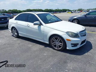 2013 Mercedes-Benz C 250 Sport z VIN WDDGF4HB8DR267050, wystawiony jako IAAI lot #42287861 z przebiegiem 108 191 mil mil oraz . Historia ofert i sprzedaży dostępna na DreamBid. Obrazek 1.