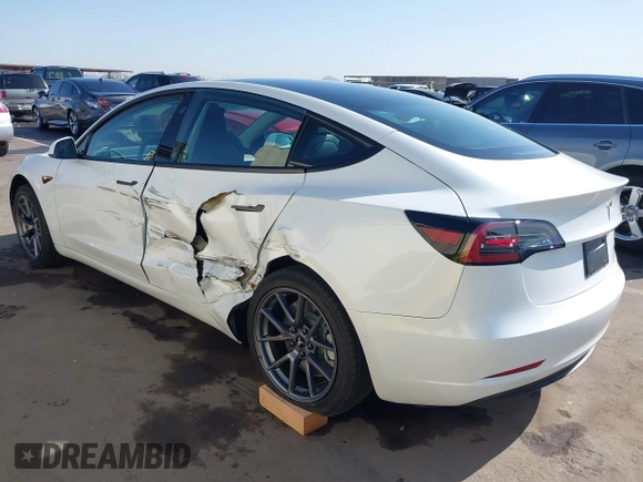 2021 Tesla Model 3 Long Range z VIN 5YJ3E1EB9MF006966, wystawiony jako IAAI lot #41976745 z przebiegiem 37 651 mil mil oraz . Historia ofert i sprzedaży dostępna na DreamBid. Obrazek 6.