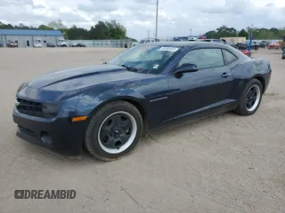 2013 Chevrolet Camaro LS z VIN 2G1FA1E36D9179469, wystawiony jako Copart lot #53968305 z przebiegiem 173 426 mil mil oraz Szkoda całkowita • Salvage title. Historia ofert i sprzedaży dostępna na DreamBid. Obrazek 1.