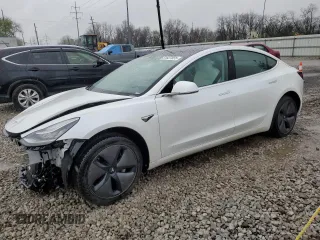 2020 Tesla Model 3 Standard Range Plus z VIN 5YJ3E1EA0LF710043, wystawiony jako Copart lot #51627855 z przebiegiem Nie podano mil oraz Szkody całkowita. Historia ofert i sprzedaży dostępna na DreamBid. Obrazek 1.