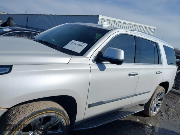2017 Cadillac Escalade z VIN 1GYS4AKJ9HR233577, wystawiony jako IAAI lot #41524641 z przebiegiem 126 299 mil mil oraz . Historia ofert i sprzedaży dostępna na DreamBid. Obrazek 13.