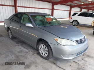 2005 Toyota Camry STD z VIN 4T1BE32K85U991681, wystawiony jako IAAI lot #41817842 z przebiegiem 194 936 mil mil oraz . Historia ofert i sprzedaży dostępna na DreamBid. Obrazek 1.