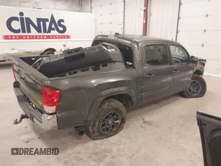 2017 Toyota Tacoma SR5 z VIN 5TFAZ5CN3HX037707, wystawiony jako IAAI lot #41299402 z przebiegiem 82 399 mil mil oraz . Historia ofert i sprzedaży dostępna na DreamBid. Obrazek 4.