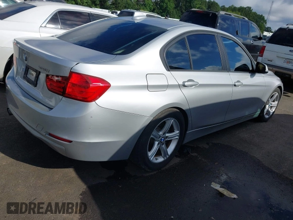 2013 BMW 3 Series 328i z VIN WBA3A5G5XDNP26043, wystawiony jako IAAI lot #42530282 z przebiegiem 164 100 mil mil oraz . Historia ofert i sprzedaży dostępna na DreamBid. Obrazek 4.