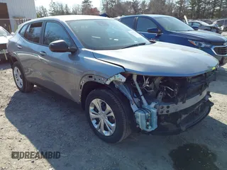 2025 Chevrolet Trax LS z VIN KL77LFEP2SC055126, wystawiony jako IAAI lot #42112330 z przebiegiem 12 490 mil mil oraz . Historia ofert i sprzedaży dostępna na DreamBid. Obrazek 1.