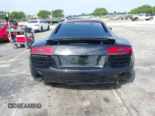 2014 Audi R8 z VIN WUAAUAFG6EN001685, wystawiony jako IAAI lot #41816821 z przebiegiem 19 588 mil mil oraz . Historia ofert i sprzedaży dostępna na DreamBid. Obrazek 17.