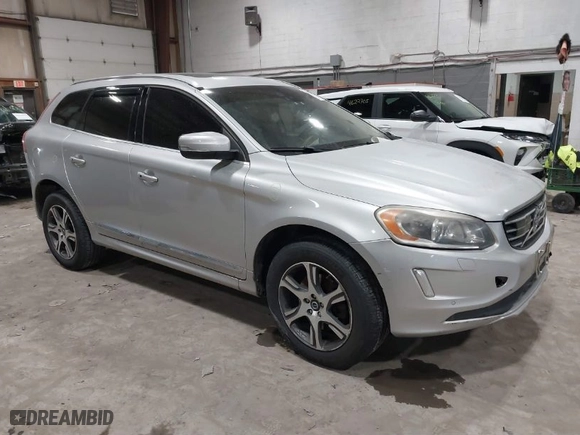 2015 Volvo XC60 T6 Platinum with VIN YV4902RM8F2651797, listed as a IAAI auction lot 41567952 with 230,868 mi miles. Bid and sale history available at carsss.com. Image 1.