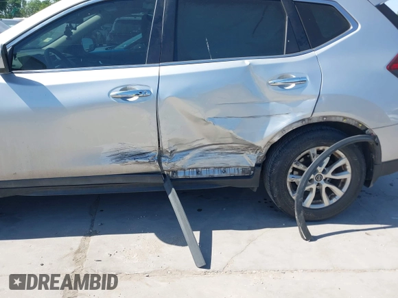 2017 Nissan Rogue SV z VIN 5N1AT2MN5HC730098, wystawiony jako IAAI lot #42033390 z przebiegiem 91 755 mil mil oraz . Historia ofert i sprzedaży dostępna na DreamBid. Obrazek 6.
