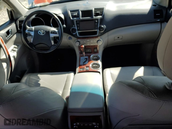 2013 Toyota Highlander Limited z VIN JTEDC3EH4D2018824, wystawiony jako Copart lot #49459795 z przebiegiem Nie podano mil oraz Szkoda całkowita • Salvage title. Historia ofert i sprzedaży dostępna na DreamBid. Obrazek 8.