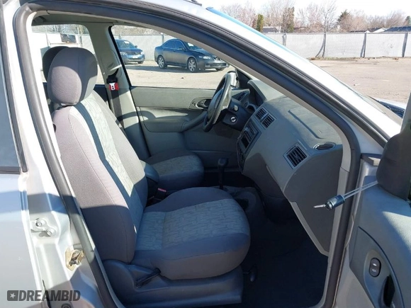 2005 Ford Focus S with VIN 1FAFP34N15W193279, listed as a IAAI auction lot 41802869 with 111,882 mi miles. Bid and sale history available at carsss.com. Image 5.