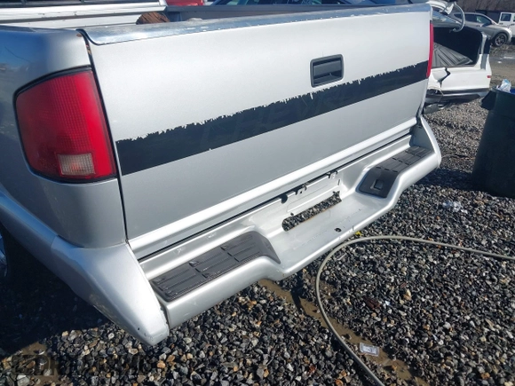 1994 Chevrolet S-10 LS with VIN 1GCCS19ZXR8233932, listed as a IAAI auction lot 41072044 with 171,666 mi miles. Bid and sale history available at carsss.com. Image 18.