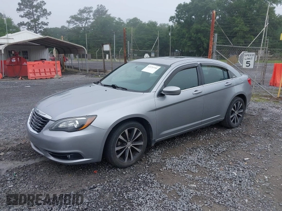 2013 Chrysler 200 Touring z VIN 1C3CCBBG7DN715834, wystawiony jako IAAI lot #42375780 z przebiegiem 157 484 mil mil oraz . Historia ofert i sprzedaży dostępna na DreamBid. Obrazek 2.
