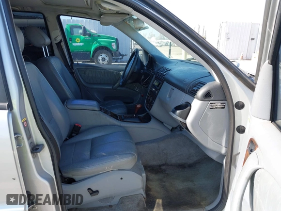 2001 Mercedes-Benz M 320/430/500 z VIN 4JGAB72E21A253005, wystawiony jako IAAI lot #42337921 z przebiegiem 171 529 mil mil oraz . Historia ofert i sprzedaży dostępna na DreamBid. Obrazek 5.