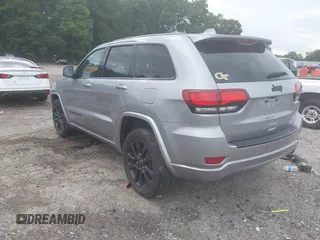 2018 Jeep Grand Cherokee Laredo E z VIN 1C4RJEAG5JC404022, wystawiony jako IAAI lot #42586412 z przebiegiem 95 798 mil mil oraz . Historia ofert i sprzedaży dostępna na DreamBid. Obrazek 3.