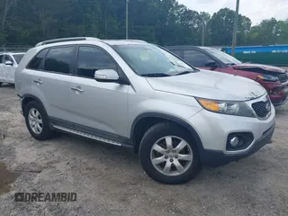 2012 Kia Sorento LX z VIN 5XYKT3A64CG257567, wystawiony jako IAAI lot #42241651 z przebiegiem 171 911 mil mil oraz . Historia ofert i sprzedaży dostępna na DreamBid. Obrazek 1.