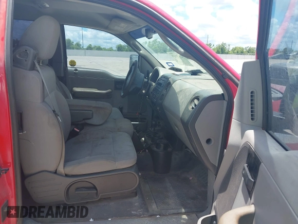 2005 Ford F-150 STX z VIN 1FTRX14W05NB95907, wystawiony jako IAAI lot #42520718 z przebiegiem 137 717 mil mil oraz . Historia ofert i sprzedaży dostępna na DreamBid. Obrazek 5.