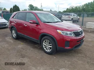 2014 Kia Sorento LX z VIN 5XYKT3A61EG537207, wystawiony jako IAAI lot #42267498 z przebiegiem 131 222 mil mil oraz . Historia ofert i sprzedaży dostępna na DreamBid. Obrazek 1.