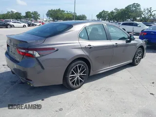 2024 Toyota Camry SE z VIN 4T1G11AK8RU901040, wystawiony jako IAAI lot #41977610 z przebiegiem 12 694 mil mil oraz . Historia ofert i sprzedaży dostępna na DreamBid. Obrazek 4.