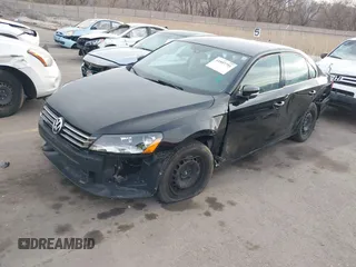 2013 Volkswagen Passat Wolfsburg Edition z VIN 1VWAH7A30DC088810, wystawiony jako IAAI lot #41807791 z przebiegiem 97 574 mil mil oraz . Historia ofert i sprzedaży dostępna na DreamBid. Obrazek 2.