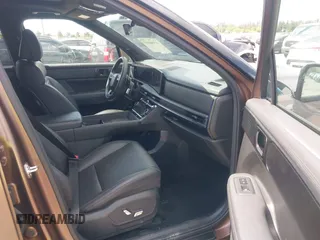 2024 Hyundai Santa Fe Calligraphy z VIN 5NMP54GLXRH023290, wystawiony jako IAAI lot #41996053 z przebiegiem 16 737 mil mil oraz . Historia ofert i sprzedaży dostępna na DreamBid. Obrazek 5.