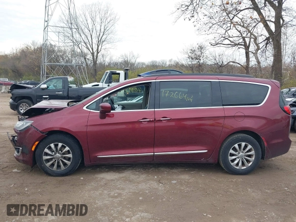 2017 Chrysler Pacifica Touring L z VIN 2C4RC1BG2HR535119, wystawiony jako IAAI lot #40891044 z przebiegiem 172 664 mil mil oraz . Historia ofert i sprzedaży dostępna na DreamBid. Obrazek 14.