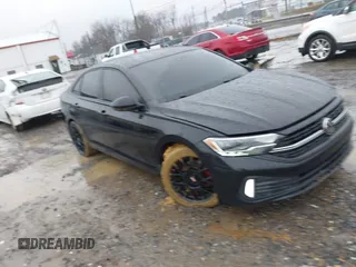2023 Volkswagen Jetta Sport z VIN 3VWBM7BU2PM028974, wystawiony jako IAAI lot #41547698 z przebiegiem 30 061 mil mil oraz . Historia ofert i sprzedaży dostępna na DreamBid. Obrazek 1.
