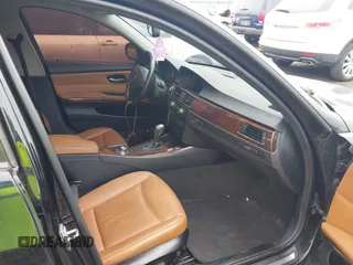 2011 BMW 3 Series 328i xDrive z VIN WBAPK5C54BF121544, wystawiony jako IAAI lot #42443324 z przebiegiem 123 193 mil mil oraz . Historia ofert i sprzedaży dostępna na DreamBid. Obrazek 5.