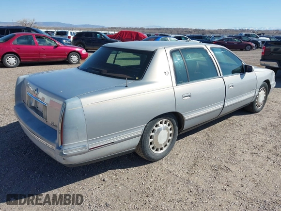 1998 Cadillac DeVille z VIN 1G6KD54Y8WU713369, wystawiony jako IAAI lot #41740945 z przebiegiem 149 384 mil mil oraz . Historia ofert i sprzedaży dostępna na DreamBid. Obrazek 4.