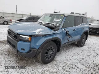 2025 Toyota Land Cruiser 1958 Edition z VIN JTEABFAJ3SK028208, wystawiony jako Copart lot #44599365 z przebiegiem 1873 mil mil oraz Szkody całkowita. Historia ofert i sprzedaży dostępna na DreamBid. Obrazek 1.