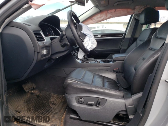 2013 Volkswagen Touareg Exec z VIN WVGEF9BP6DD011274, wystawiony jako Copart lot #50680105 z przebiegiem 96 336 mil mil oraz Szkody całkowita. Historia ofert i sprzedaży dostępna na DreamBid. Obrazek 7.