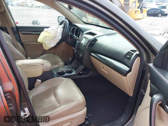 2012 Kia Sorento EX z VIN 5XYKU4A23CG302594, wystawiony jako IAAI lot #41644499 z przebiegiem 173 355 mil mil oraz . Historia ofert i sprzedaży dostępna na DreamBid. Obrazek 5.