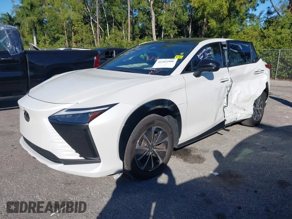 2024 Lexus RZ 300e Premium z VIN JTJABABB3RA002882, wystawiony jako IAAI lot #41262906 z przebiegiem 8 114 mil mil oraz . Historia ofert i sprzedaży dostępna na DreamBid. Obrazek 2.