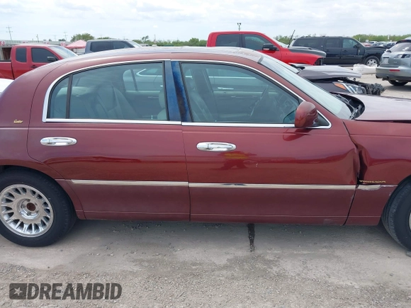 2002 Lincoln Town Car Cartier z VIN 1LNHM83W52Y626407, wystawiony jako IAAI lot #37616886 z przebiegiem 100 272 mil mil oraz . Historia ofert i sprzedaży dostępna na DreamBid. Obrazek 13.
