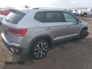 2024 Volkswagen Taos SE z VIN 3VVSX7B23RM047661, wystawiony jako IAAI lot #41609371 z przebiegiem 16 038 mil mil oraz . Historia ofert i sprzedaży dostępna na DreamBid. Obrazek 4.