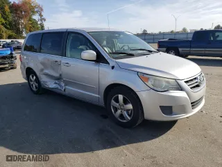 2010 Volkswagen Routan SE with VIN 2V4RW3D10AR322967, listed as a Copart auction lot 79438404 with 194,669 mi miles and Salvage Title. Bid and sale history available at carsss.com. Image 4.