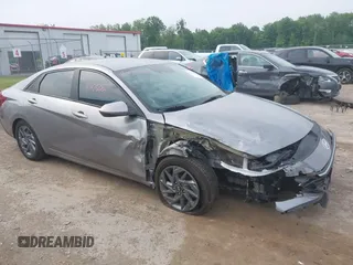 2024 Hyundai Elantra SEL z VIN KMHLM4DG8RU637316, wystawiony jako IAAI lot #42475001 z przebiegiem 27 864 mil mil oraz . Historia ofert i sprzedaży dostępna na DreamBid. Obrazek 1.